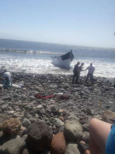 Imagen de la patera que ha llegado a la costa de Gran Canaria (Foto Silvia Luz)